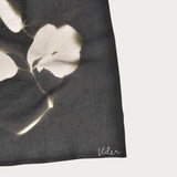 Trädgårdsscarf 'Wild Clematis' black/cream