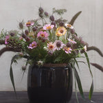 Bukett Blomstermix ’Dusty Silk’ i sobra mjuka pasteller i en mörkbrun vas
