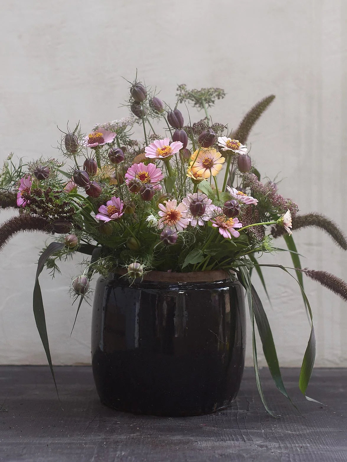 Bukett Blomstermix ’Dusty Silk’ i sobra mjuka pasteller i en mörkbrun vas